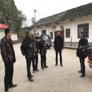 密切聯(lián)系群眾，全心全意為人民服務